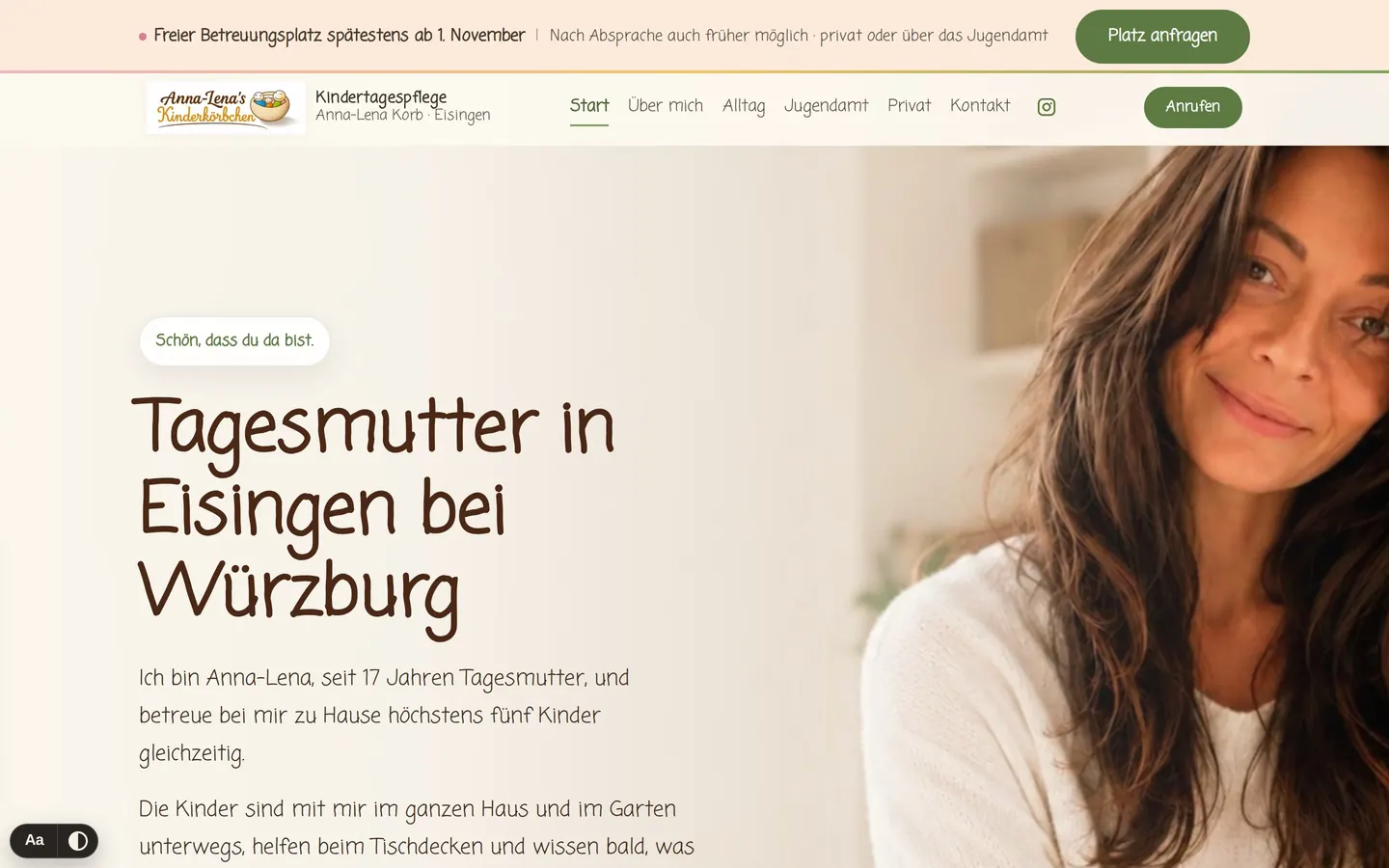 Startseite von Anna-Lena’s Kinderkörbchen am Laptop: „Tagesmutter in Eisingen bei Würzburg“ neben einem Porträtfoto.