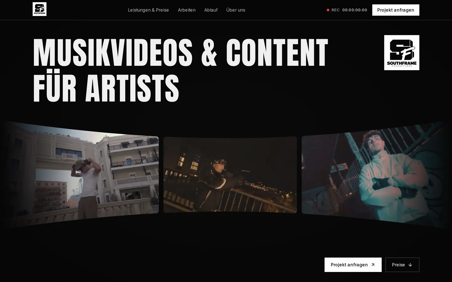 Startseite von Southframe Productions am Laptop: „Musikvideos & Content für Artists“ über einer gebogenen Reihe aus Videostandbildern.